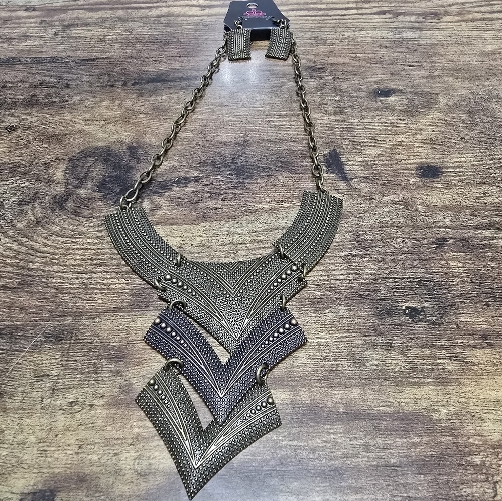 New paparazzi statement necklace and earrings